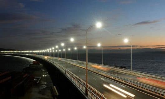 LED vägbelysning på en bro