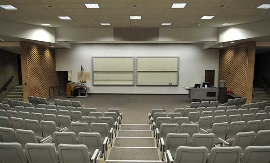 Skola föreläsningssal med led paneler